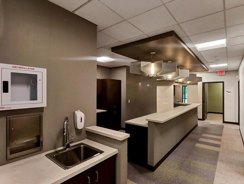 More Photos Of 7901 Palm River Rd, Tampa Medical For Lease