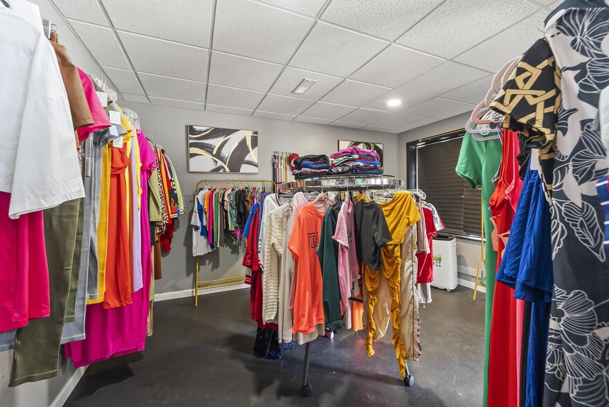 More Photos Of 909-911 Milton Rd, Alton Flex For Sale