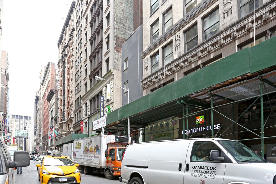 More Photos Of 9 W 32nd St, New York Apartments For Lease