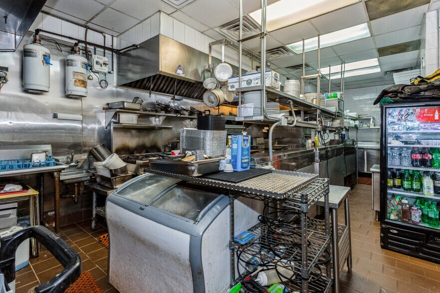 More Photos Of 17801-17805 Union Tpke, Fresh Meadows Storefront For Lease