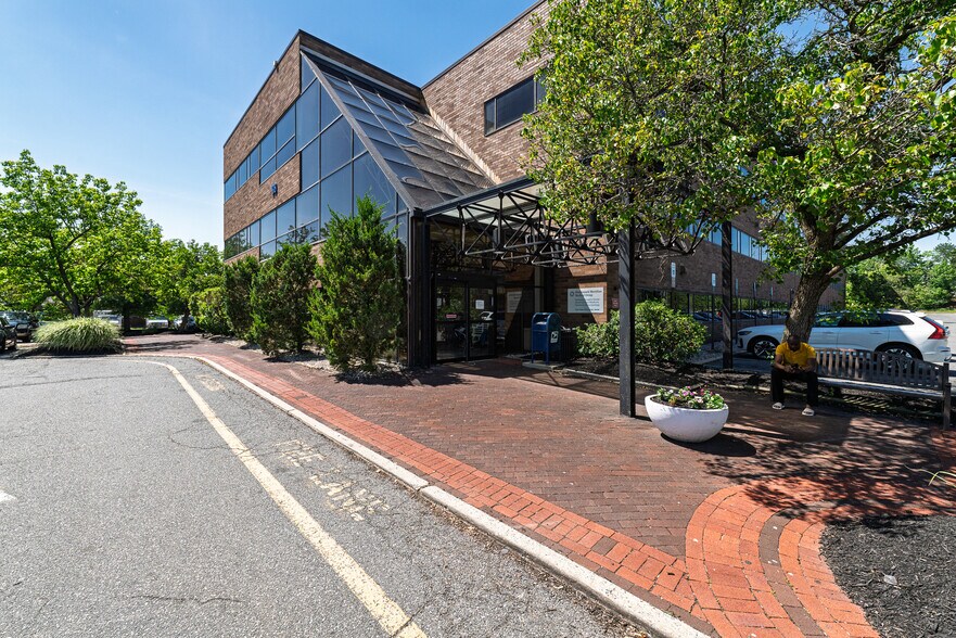 More Photos Of 98 James St, Edison Medical For Lease
