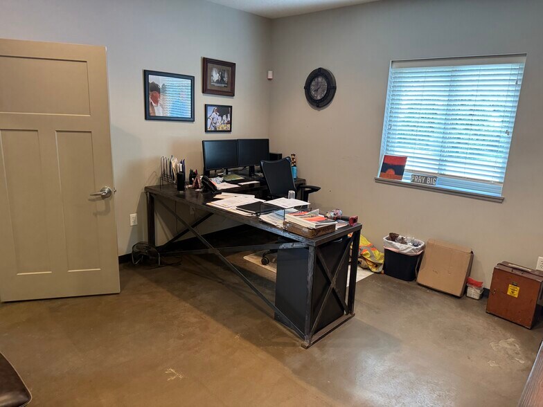 More Photos Of 996 Thornwood Dr, Heath Office For Sale