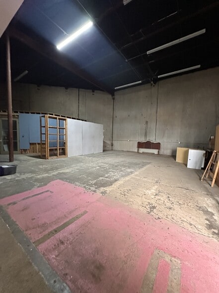 More Photos Of 551 N Shepherd Dr, Houston Showroom For Lease