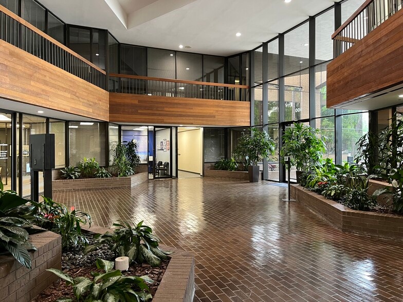 More Photos Of 900 Rockmead Dr, Kingwood Office For Lease