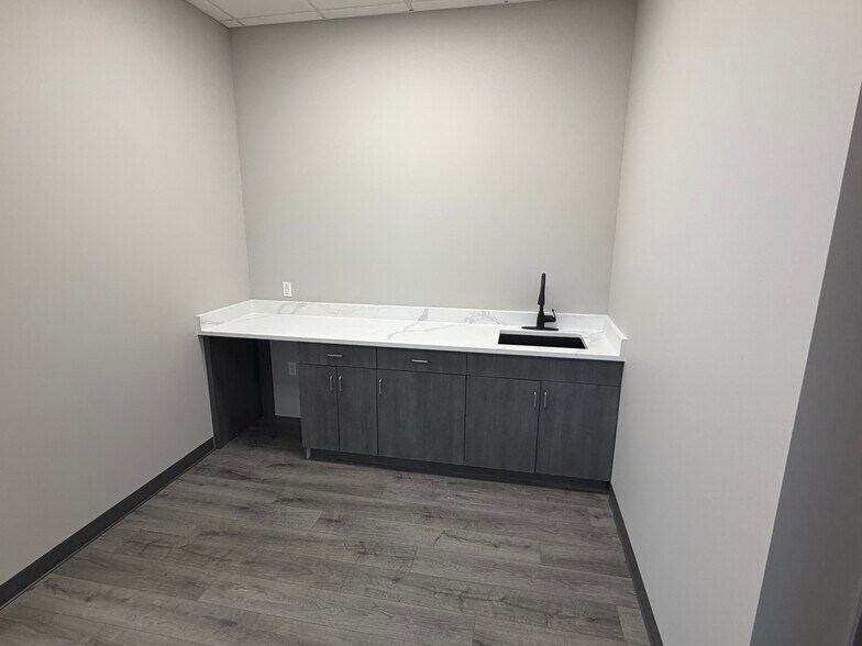 More Photos Of 6840 Rendon Bloodworth Rd, Fort Worth Flex For Lease