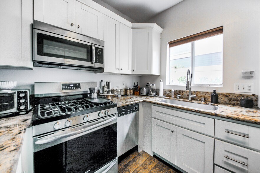 More Photos Of 1943 19th St, Santa Monica Apartments For Sale