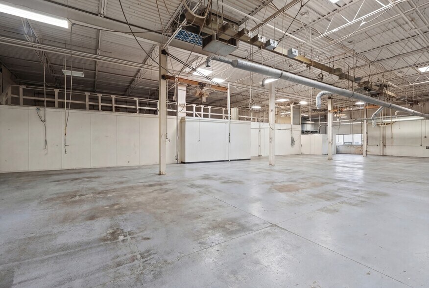 More Photos Of 32301-32303 Howard Ave, Madison Heights Warehouse For Lease