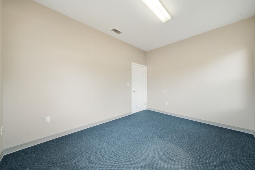 More Photos Of 401 W Interlake Blvd, Lake Placid Office For Sale