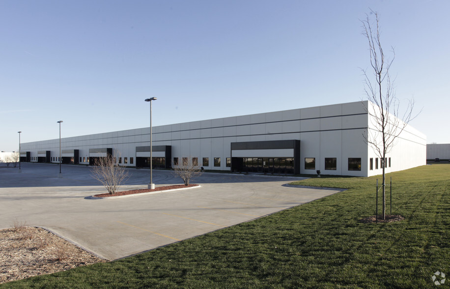 Primary Photo Of 11300-11398 Meredith Dr, Urbandale Warehouse For Lease