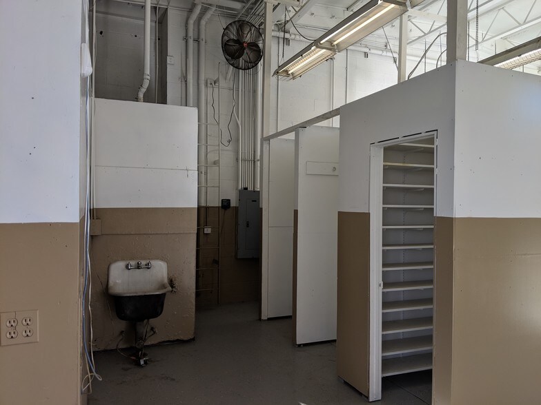 More Photos Of 202 E Palmdale Blvd, Palmdale Auto Repair For Lease