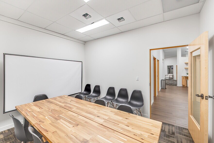 More Photos Of 711 Vandercook Way, Longview Storefront For Lease