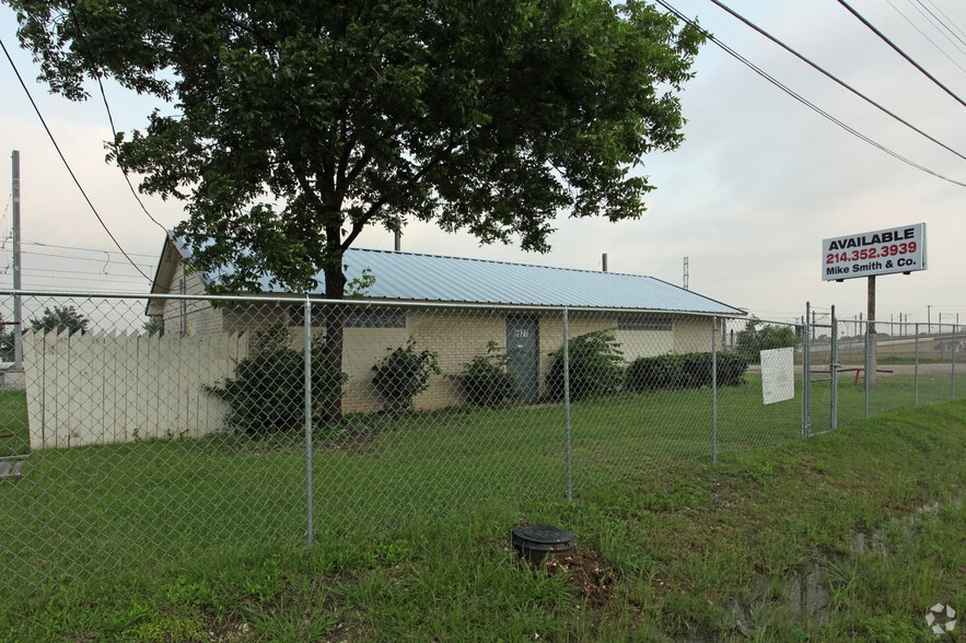 More Photos Of 9827 Denton Dr, Dallas Distribution For Sale