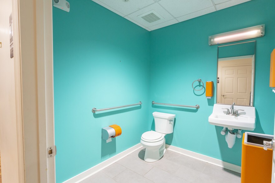 More Photos Of 18 E Broughton St, Savannah Storefront Retail Office For Lease