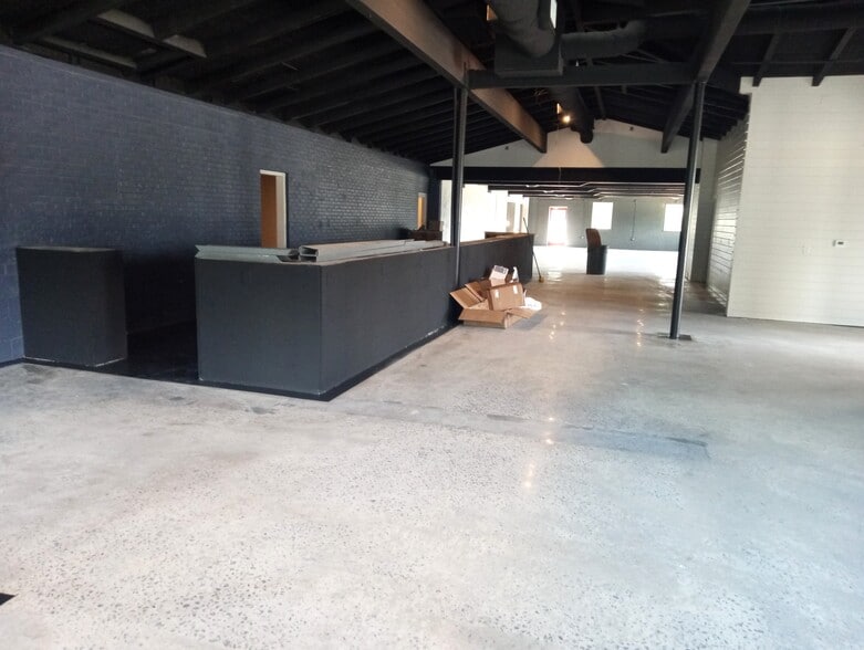 More Photos Of 10201 Abercorn St, Savannah Bar For Lease