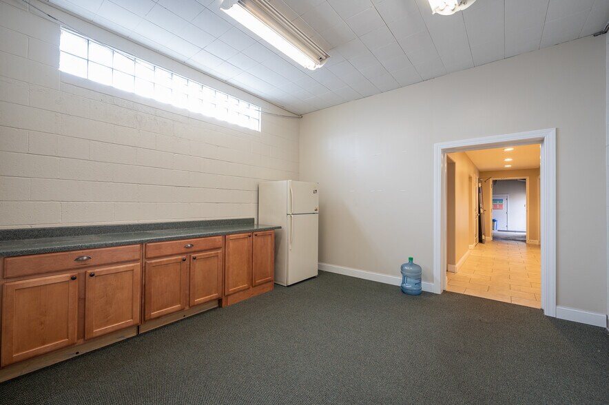 More Photos Of 5025 Dorr St, Toledo Showroom For Sale