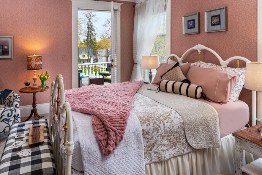 More Photos Of 506 S Oakland St, Saint Johns Hospitality For Sale