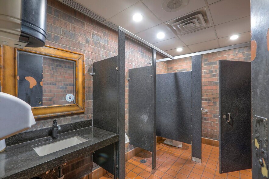 More Photos Of 330 E 135th St, Kansas City Restaurant For Sale