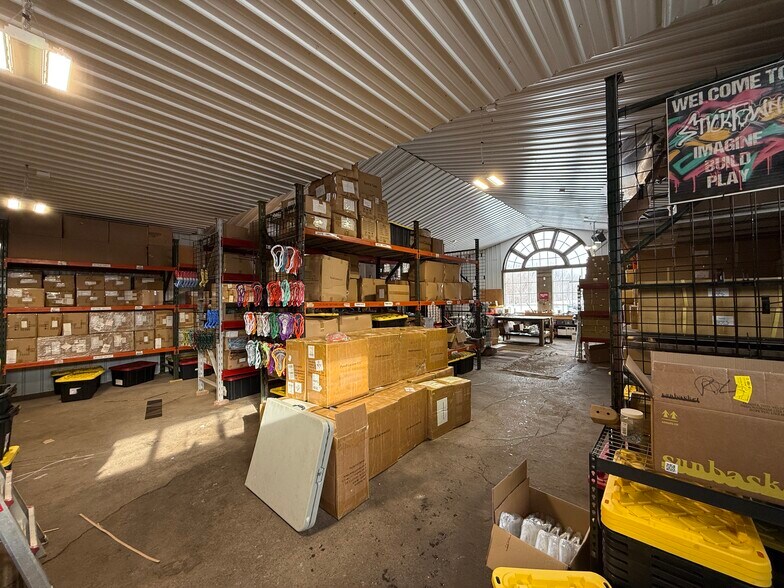 More Photos Of 11 Pottery Rd, Sullivan Unknown For Lease