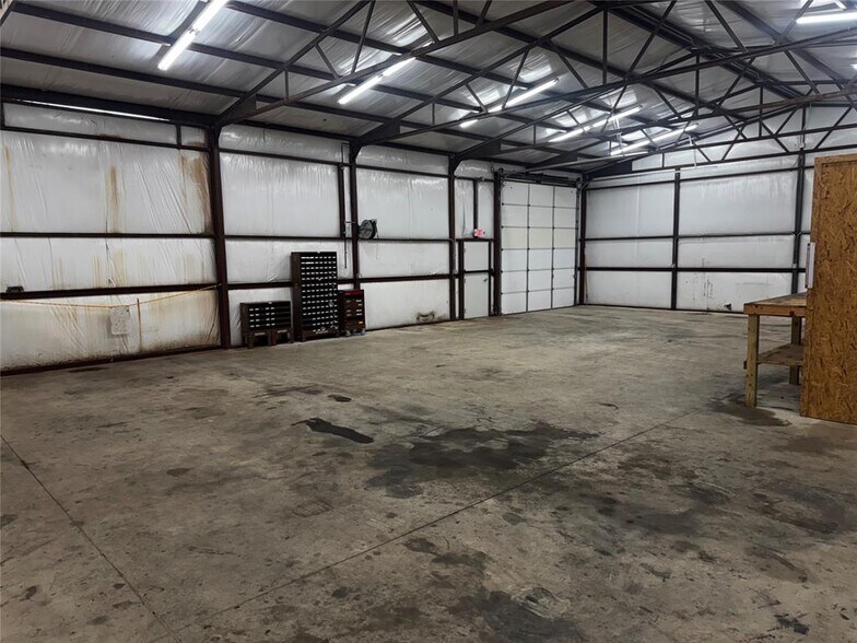 More Photos Of 7811 Kickapoo Ave, Shawnee Warehouse For Lease