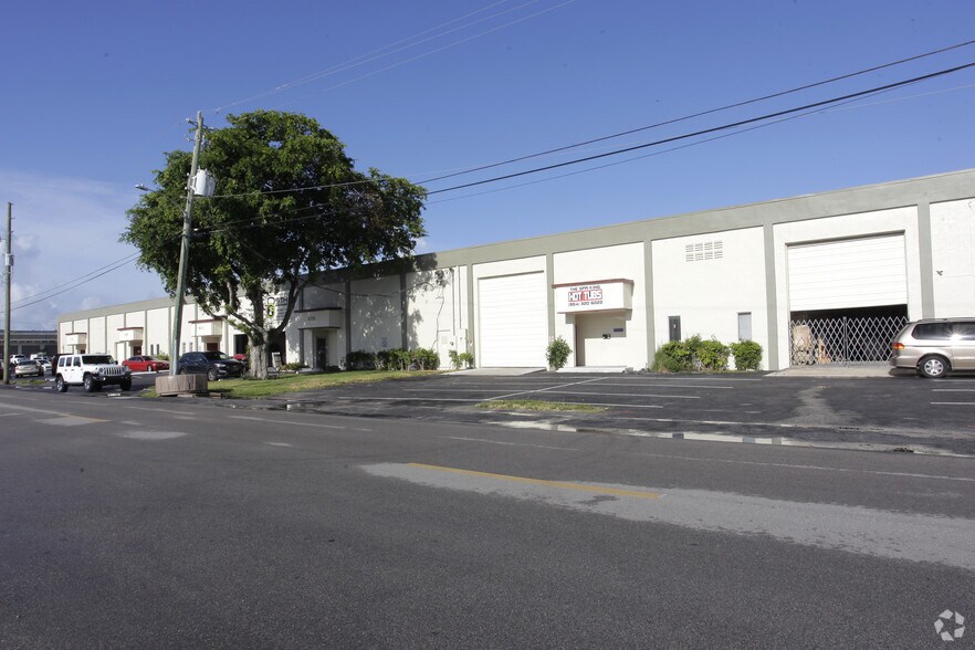 More Photos Of 4701-4755 NE 12th Ave, Oakland Park Warehouse For Lease