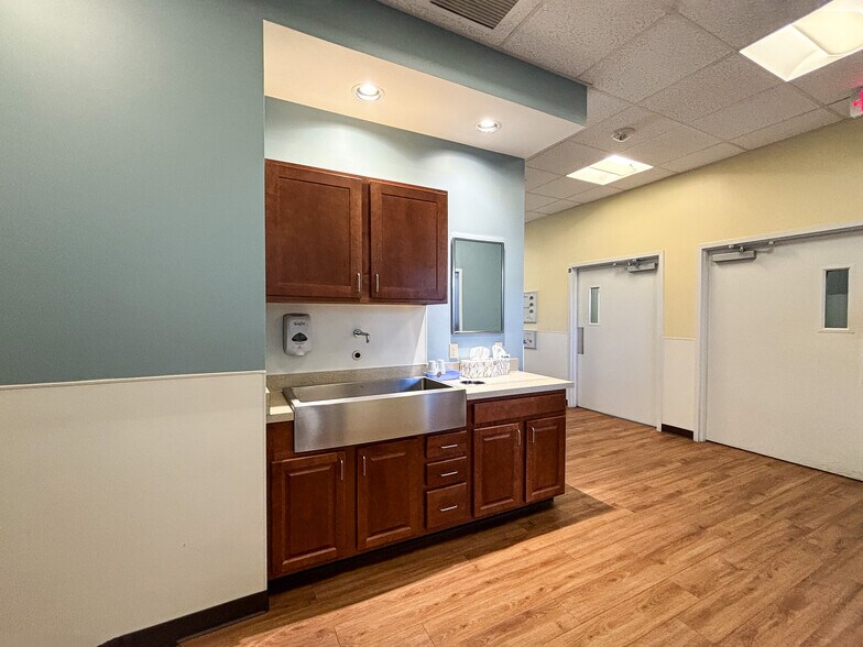 More Photos Of 329 Edwin Dr, Virginia Beach Medical For Lease