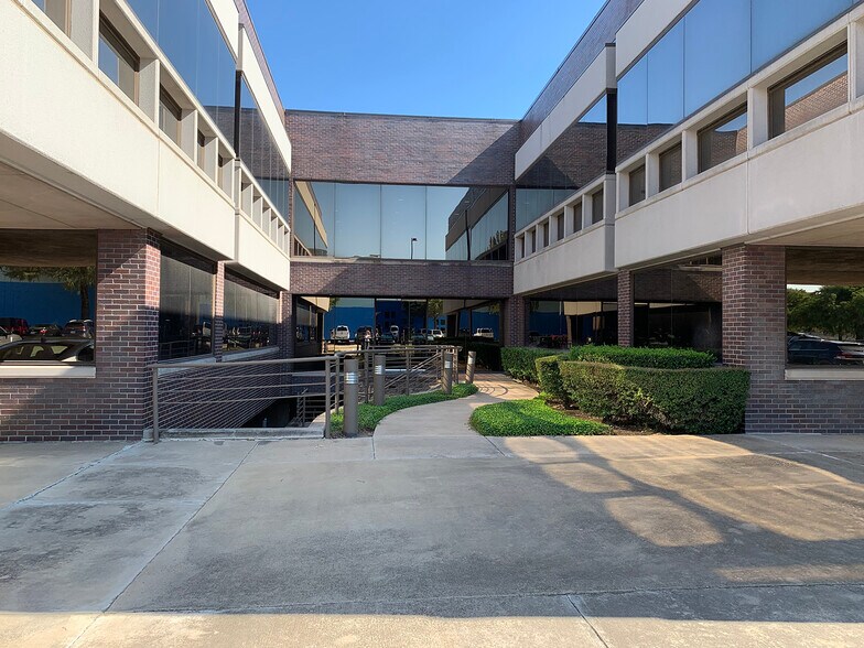More Photos Of 16980 N Dallas Pky, Dallas Medical For Lease