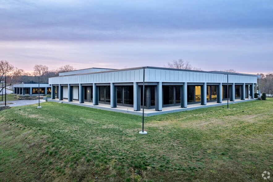 More Photos Of 401 McCullough Dr, Charlotte Office For Sale