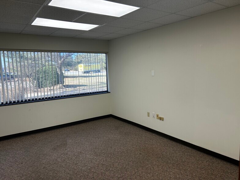 More Photos Of 180 Commerce Ctr, Greenville Warehouse For Lease