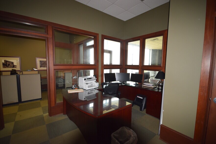 More Photos Of 5 Statehouse Plz, Little Rock Office For Sale