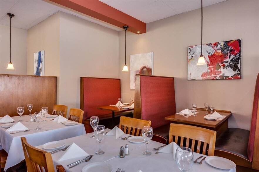 More Photos Of 220-222 Boul du Curé-Labelle, Ste-Thérèse General Retail For Sale