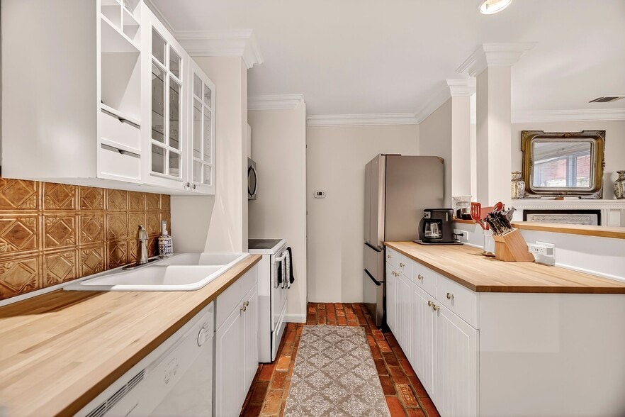 More Photos Of 107 E 35th St, Savannah Office For Sale