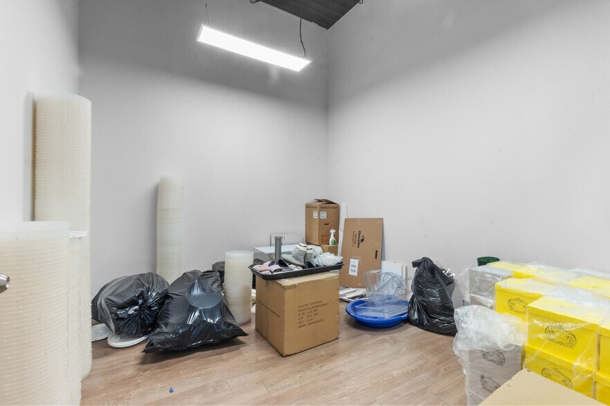 More Photos Of 609-649 Montée De Liesse, Saint-Laurent Warehouse For Sale