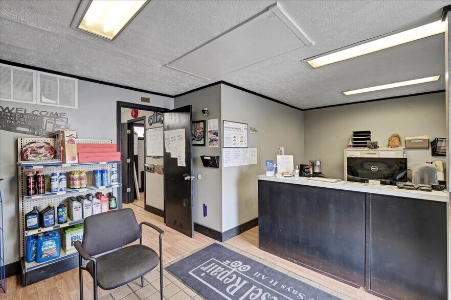 More Photos Of 133 W Blue Lick Rd, Shepherdsville Auto Repair For Sale