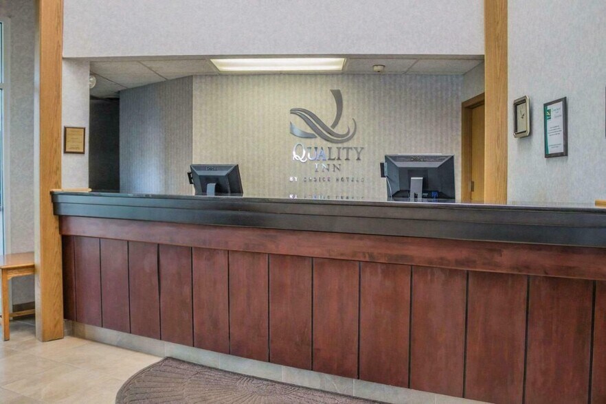 More Photos Of 1723 E Perry St, Port Clinton Hotel For Sale