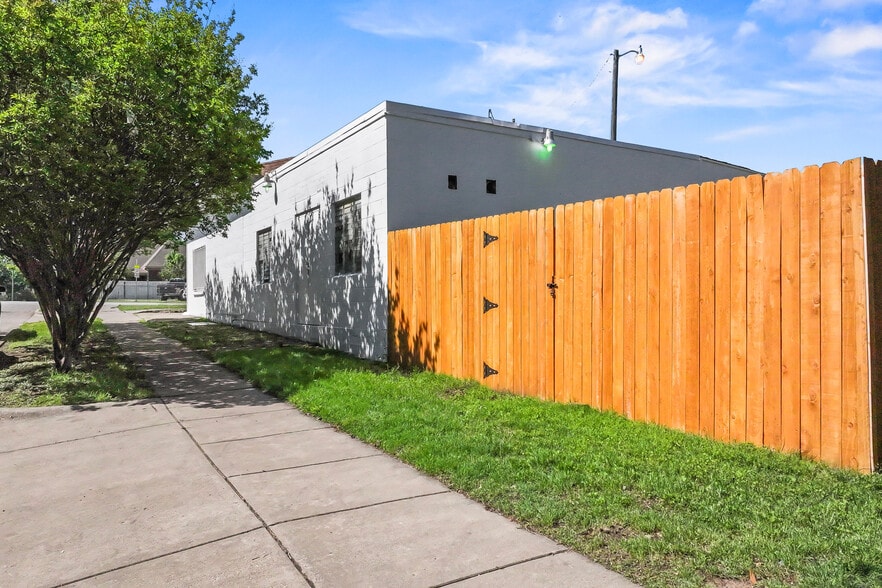 More Photos Of 2100 Azle Ave, Fort Worth Storefront For Sale