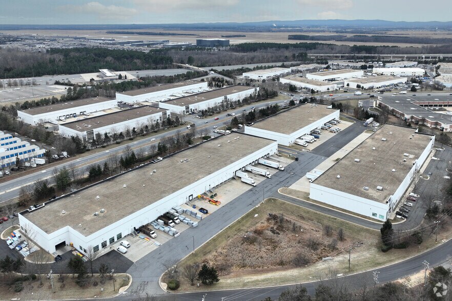 More Photos Of 45080 Old Ox Rd, Dulles Warehouse For Lease