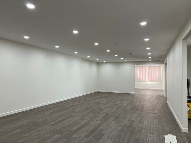 More Photos Of 3111 E Miraloma Ave, Anaheim Warehouse For Lease