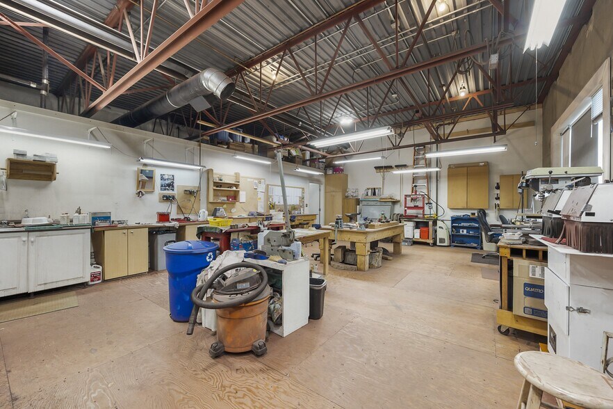 More Photos Of 19289 Langley Byp, Surrey Light Distribution For Sale