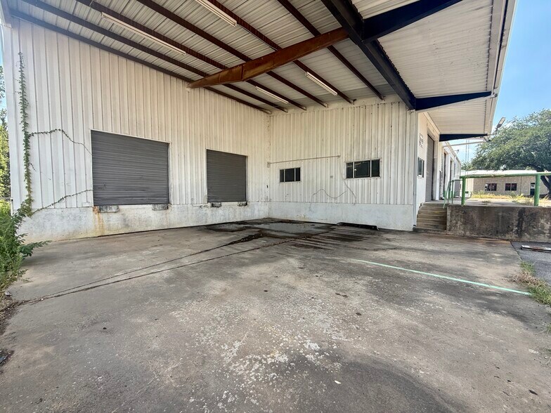 More Photos Of 2005 Tile Factory Rd, Palestine Manufacturing For Lease