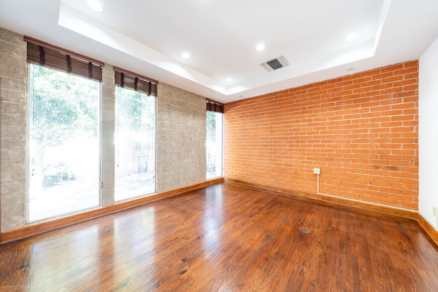 More Photos Of 690 E Green St, Pasadena Office For Lease