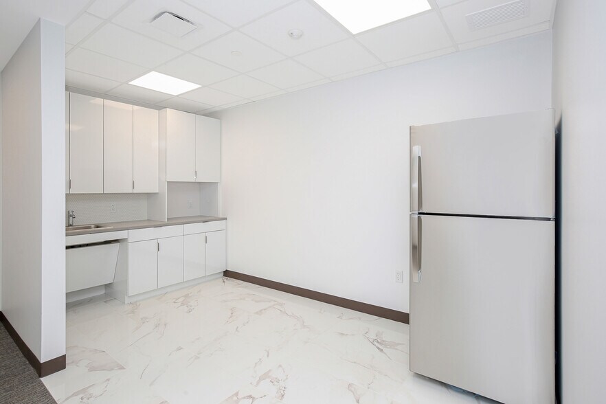 More Photos Of 633 Third Ave, New York Office For Lease