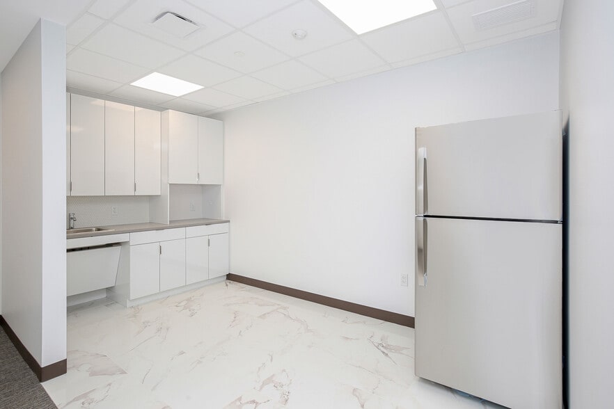 More Photos Of 633 Third Ave, New York Office For Sale