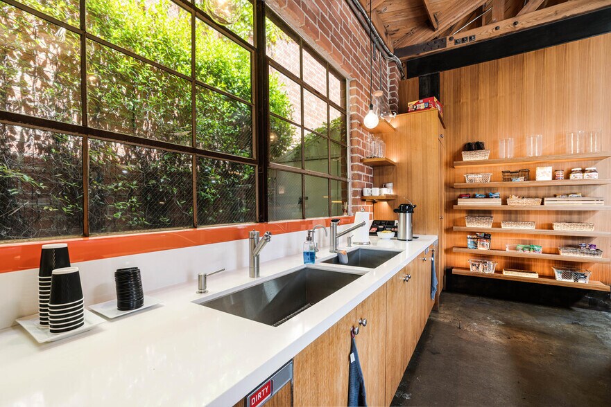 More Photos Of 2210 Broadway, Santa Monica Loft Creative Space For Lease