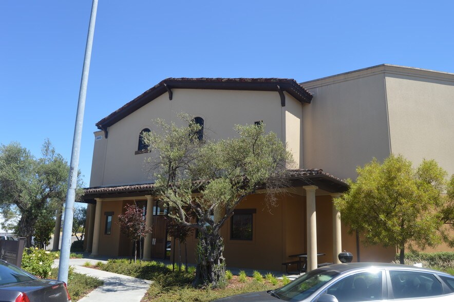 More Photos Of 5600 Earhart Ct, Windsor Warehouse For Lease