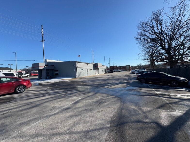 Primary Photo Of 10811 Manchester Rd, Kirkwood Auto Dealership For Sale