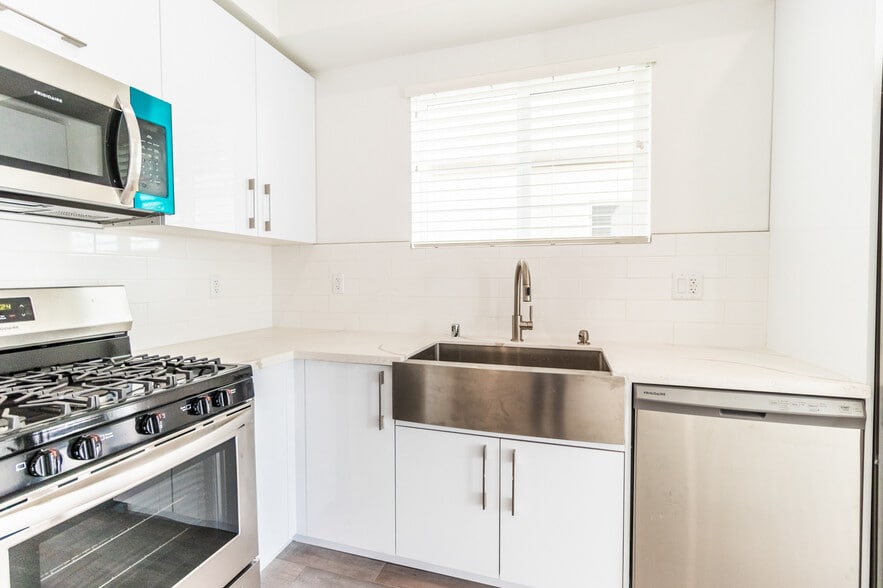 More Photos Of 1818 Thurman Ave, Los Angeles Apartments For Sale