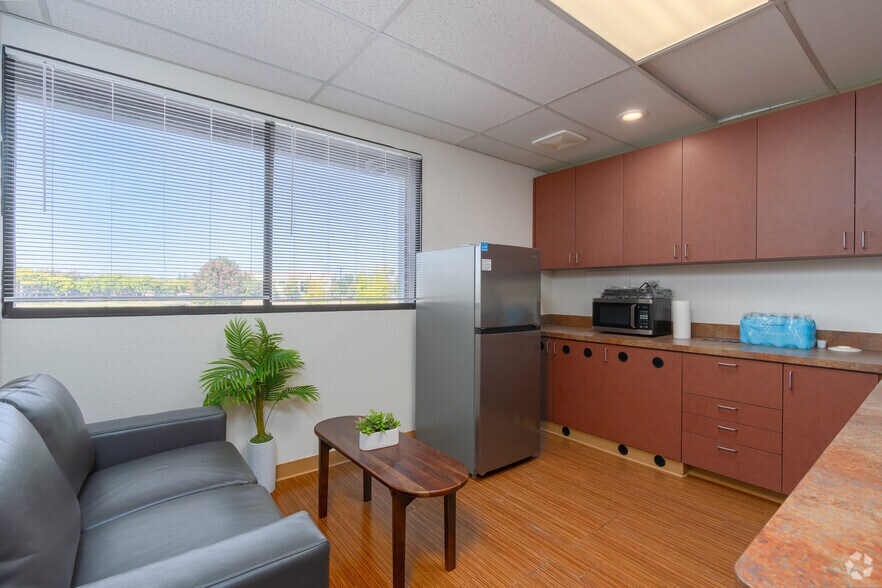More Photos Of 7501 Hospital Dr, Sacramento Medical For Lease