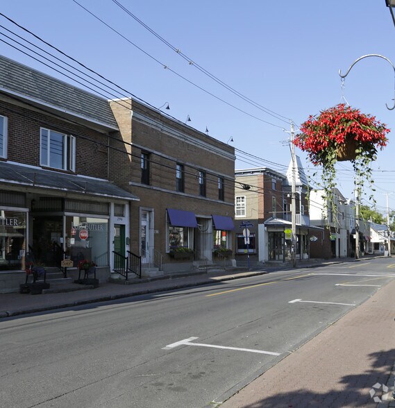 More Photos Of 298-300 Ch du Bord-du-Lac-Lakeshore, Pointe-claire Storefront For Lease