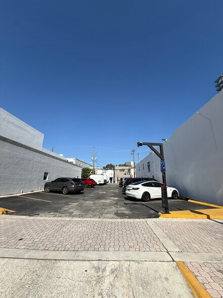 More Photos Of 1909 Harrison St, Hollywood Storefront Retail Office For Sale