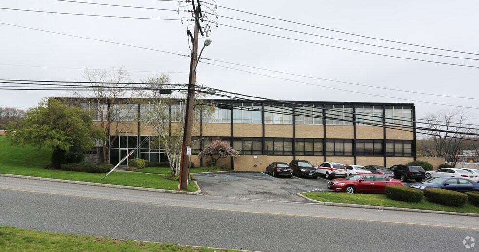 More Photos Of 1 DuPont St, Plainview Flex For Lease